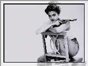 Drew Barrymore, pistolet, krzesło, trampki