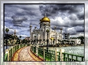 Meczet Sultan Mosque Omar Ali Saifuddin, Miasto Bandar Seri Begawan, Brunei, Azja, Most, Palmy, Lampy