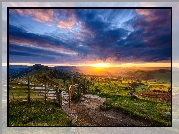 Anglia, Hrabstwo Derbyshire, Park Narodowy Peak District, Wzgórza, Łąki, Pola, Dolina, Zachód słońca, Płot, Droga