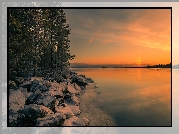 Jezioro Oulujarvi, Gmina Vaala, Finlandia, Zima, Zachód słońca, Kamienie, Drzewa
