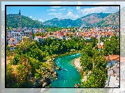Bośnia i Hercegowina, Miasto Mostar, Rzeka Neretwa, Góry, Drzewa