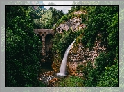 Wodospad Ponte Serra, Góry, Most Ponte Serra, Rzeka Cismon, Skały, Drzewa, Dom, Miejscowość Lamon, Prowincja Belluno, Włochy