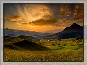 Chiny, Góry Qilian Shan, Zachód słońca, Chmury, Wzgórza, Pola Chiny