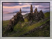 Szkocja, Wyspa Skye, Półwysep Trotternish, Wzgórze The Storr, Skały, Morze, Ścieżka, Zachód słońca