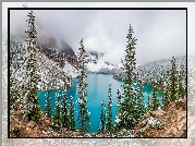 Park Narodowy Banff, Jezioro, Moraine Lake, Góry, Chmury, Lasy, Drzewa, Świerki, Kamienie, Śnieg, Zima, Alberta, Kanada