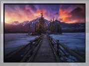 Kanada, Park Narodowy Jasper, Góry, Jezioro Pyramid Lake, Zachód słońca, Chmury, Most, Drzewa, Zima