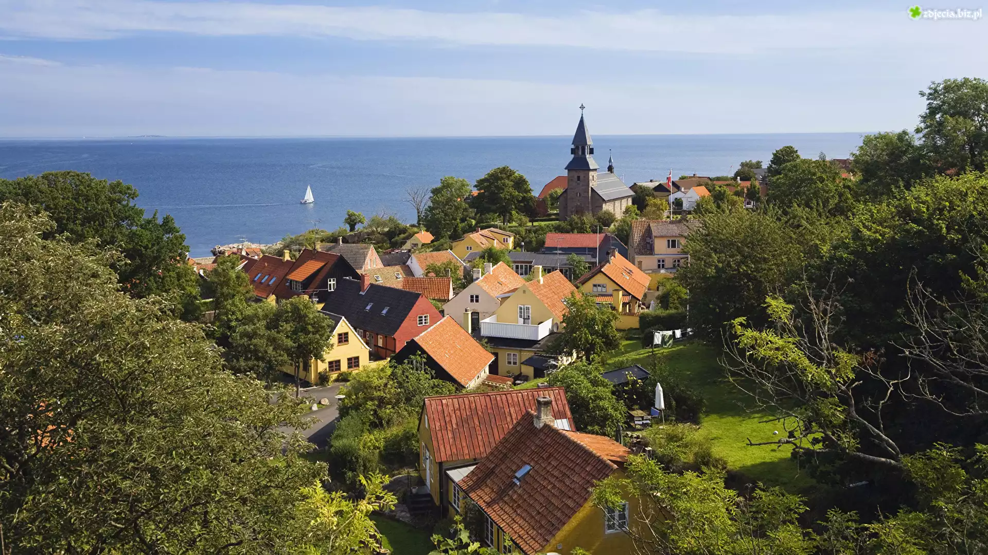 Dania, Wyspa Bornholm, Miasto Gudhjem, Domy, Kościół, Drzewa, Morze, Żaglówka