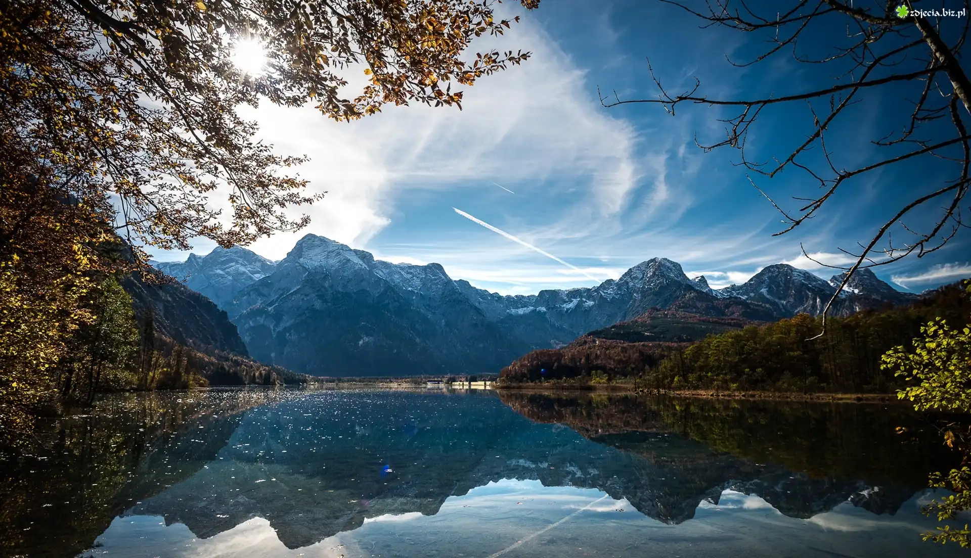 Austria, Góry, Alpy, Dolina Almtal, Jezioro Almsee, Drzewa, Promienie słońca, Chmury