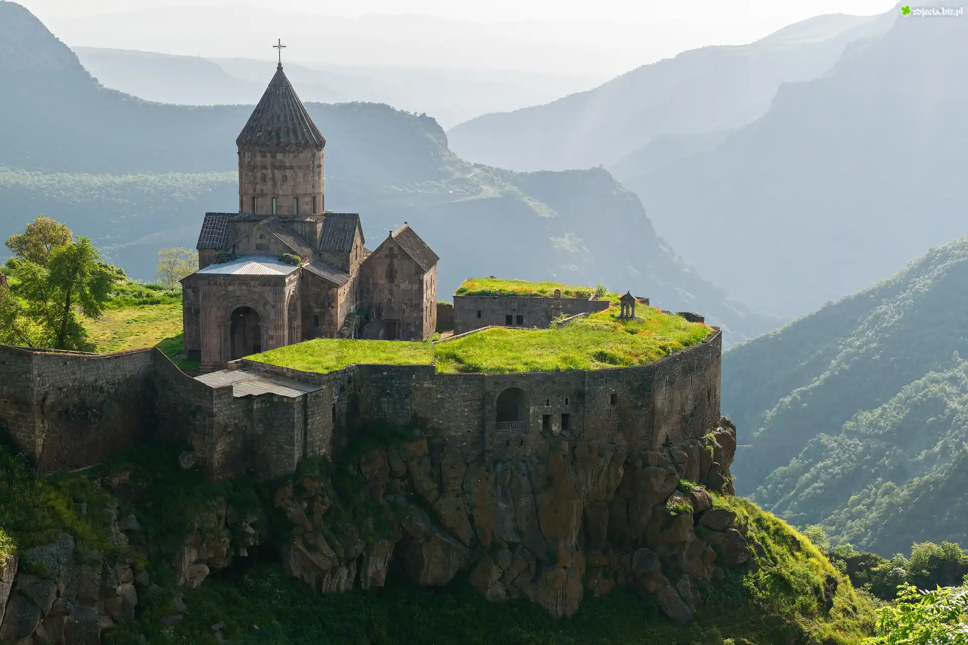 Klasztor Tatew, Kościół, Skała, Góry, Drzewa, Mgła, Prowincja Sjunik, Armenia
