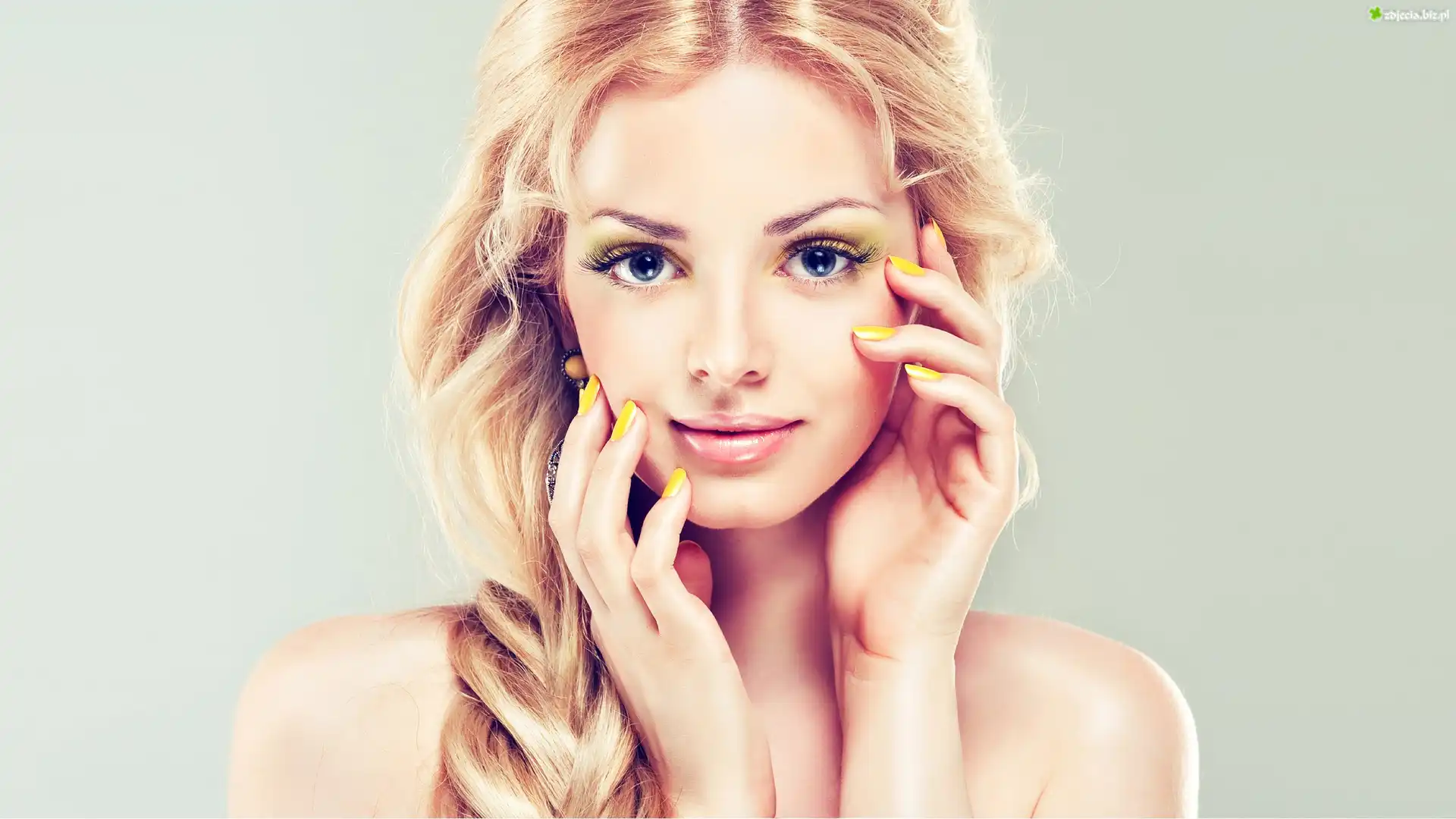 Blondwłosa, Kobieta, Makijaż, Manicure, Kolczyk