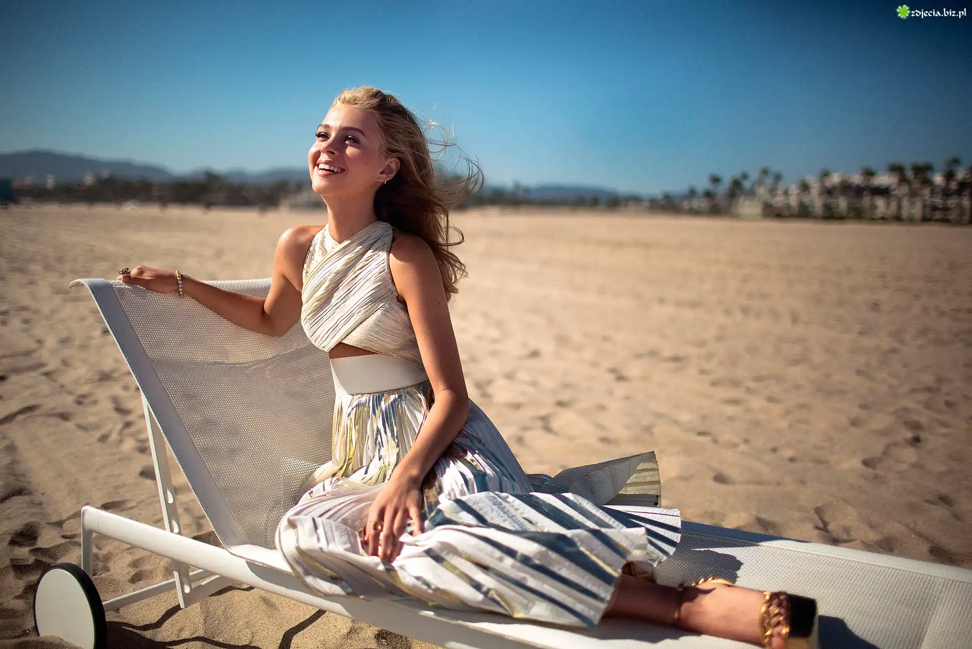 Blondynka, Nicola Peltz, Uśmiech, Plaża, Leżak, Wakacje