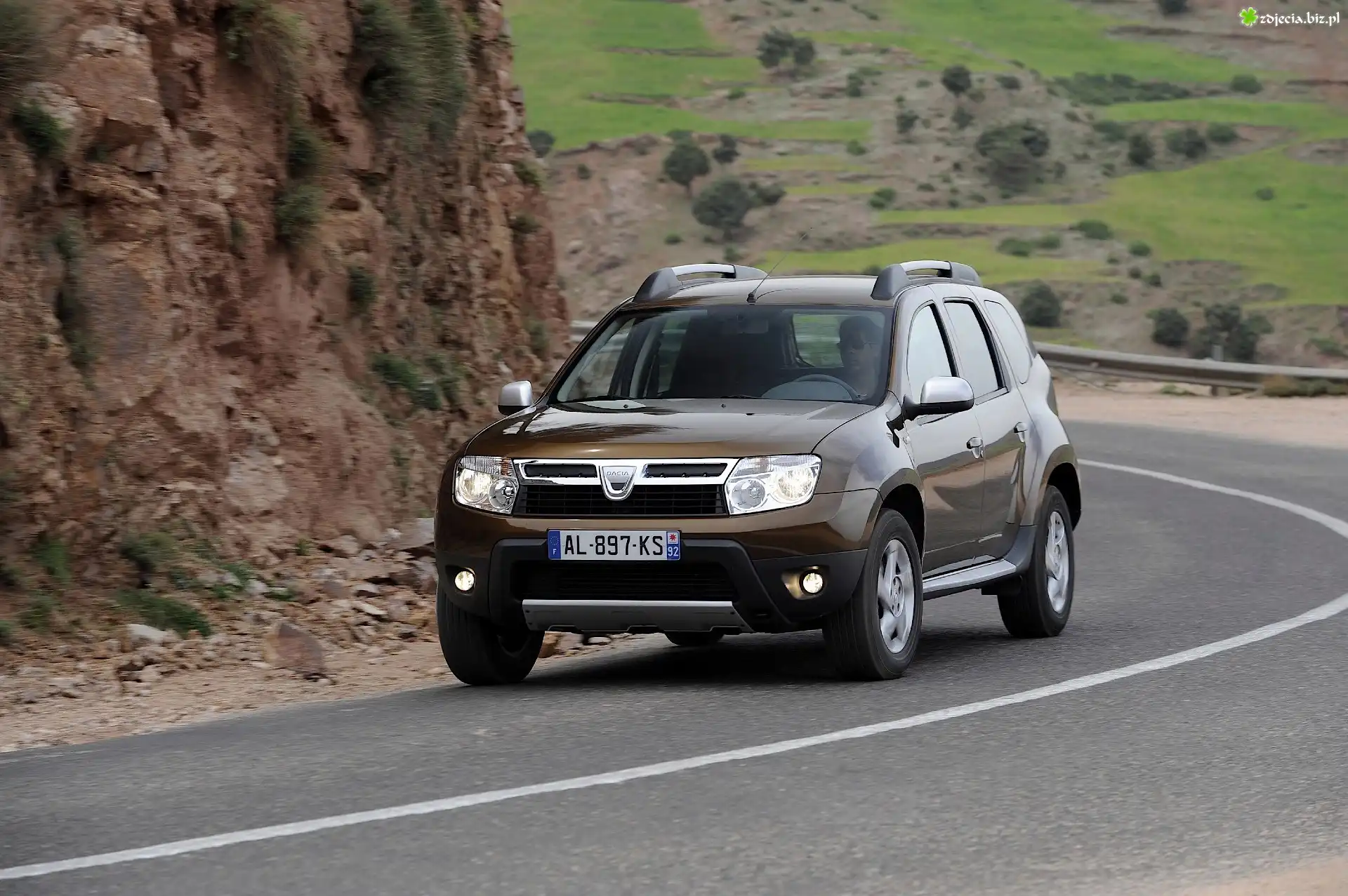 Brązowa, Dacia Duster, Zakręt