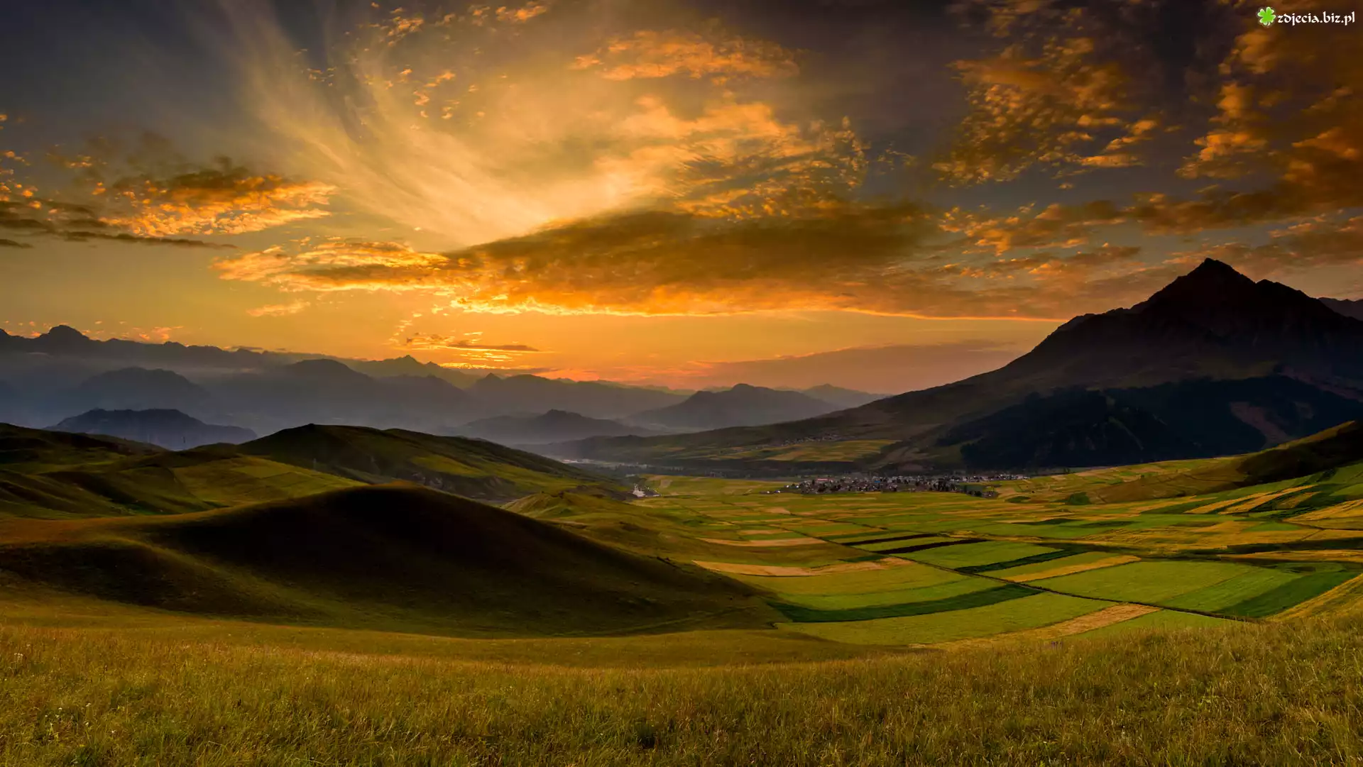 Chiny, Góry Qilian Shan, Zachód słońca, Chmury, Wzgórza, Pola Chiny
