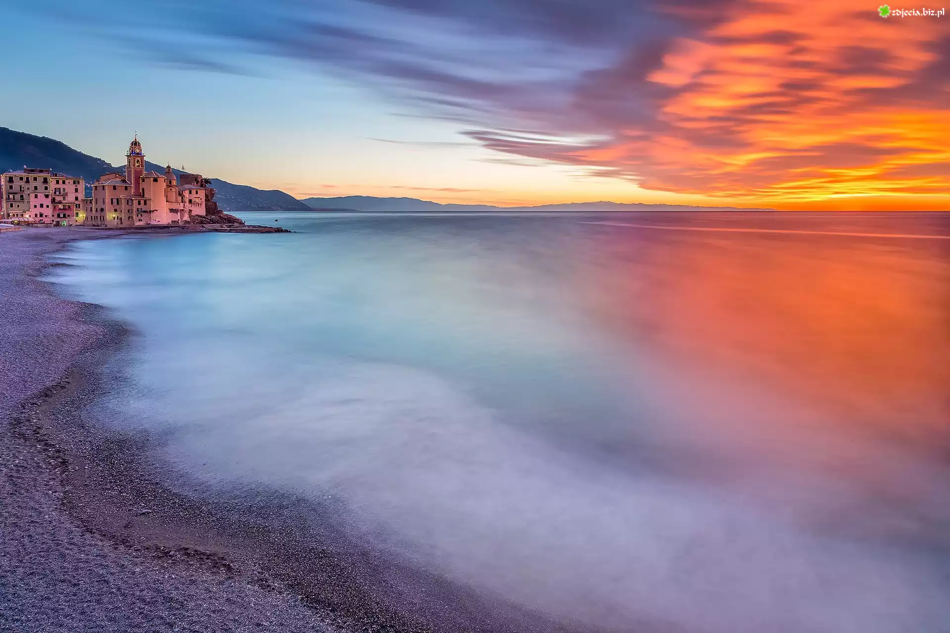 Włochy, Liguria, Camogli, Kościół, Budynki, Zachód słońca, Morze, Chmury
