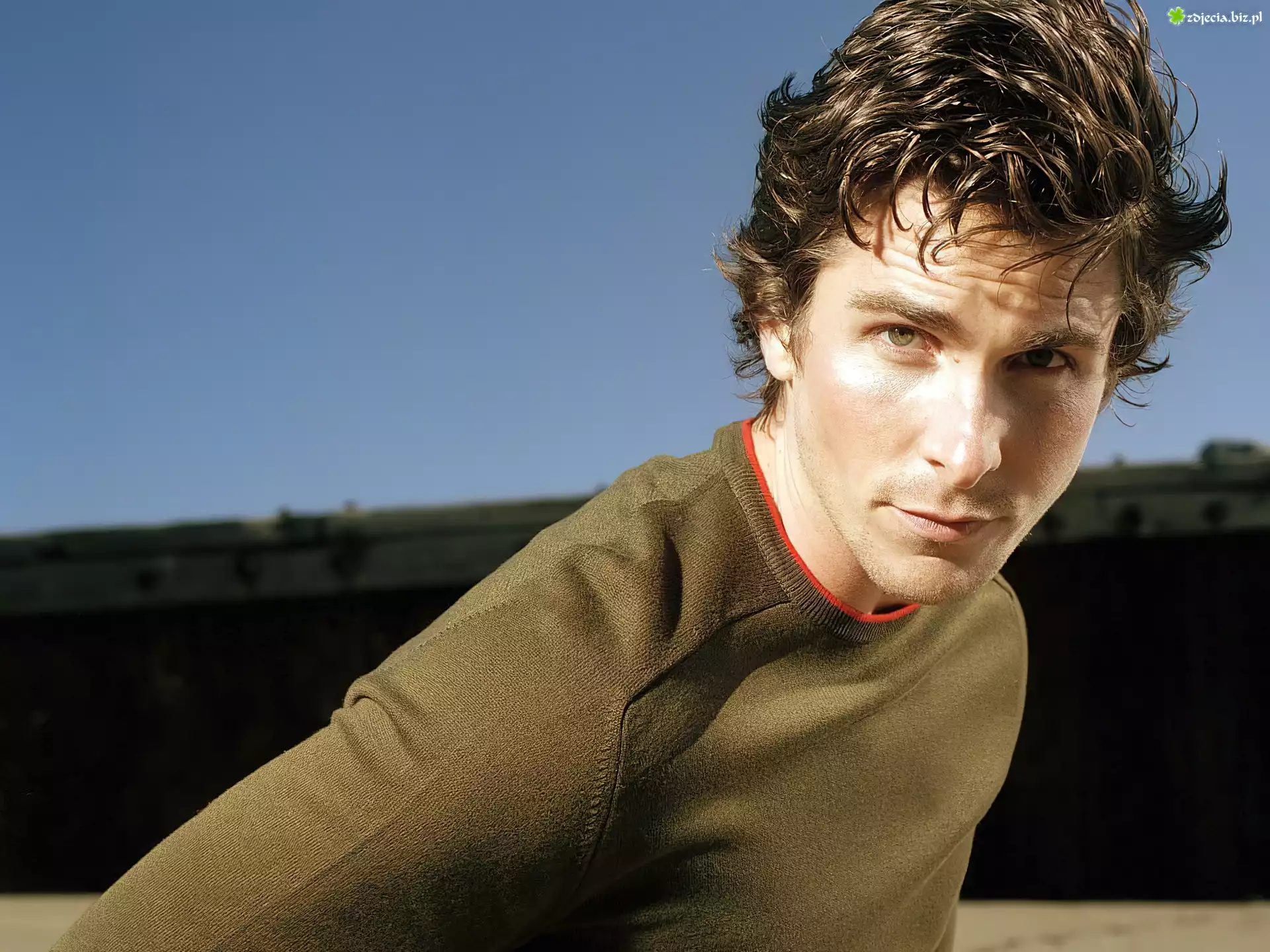 Christian Bale,brÄ…zowy sweterek