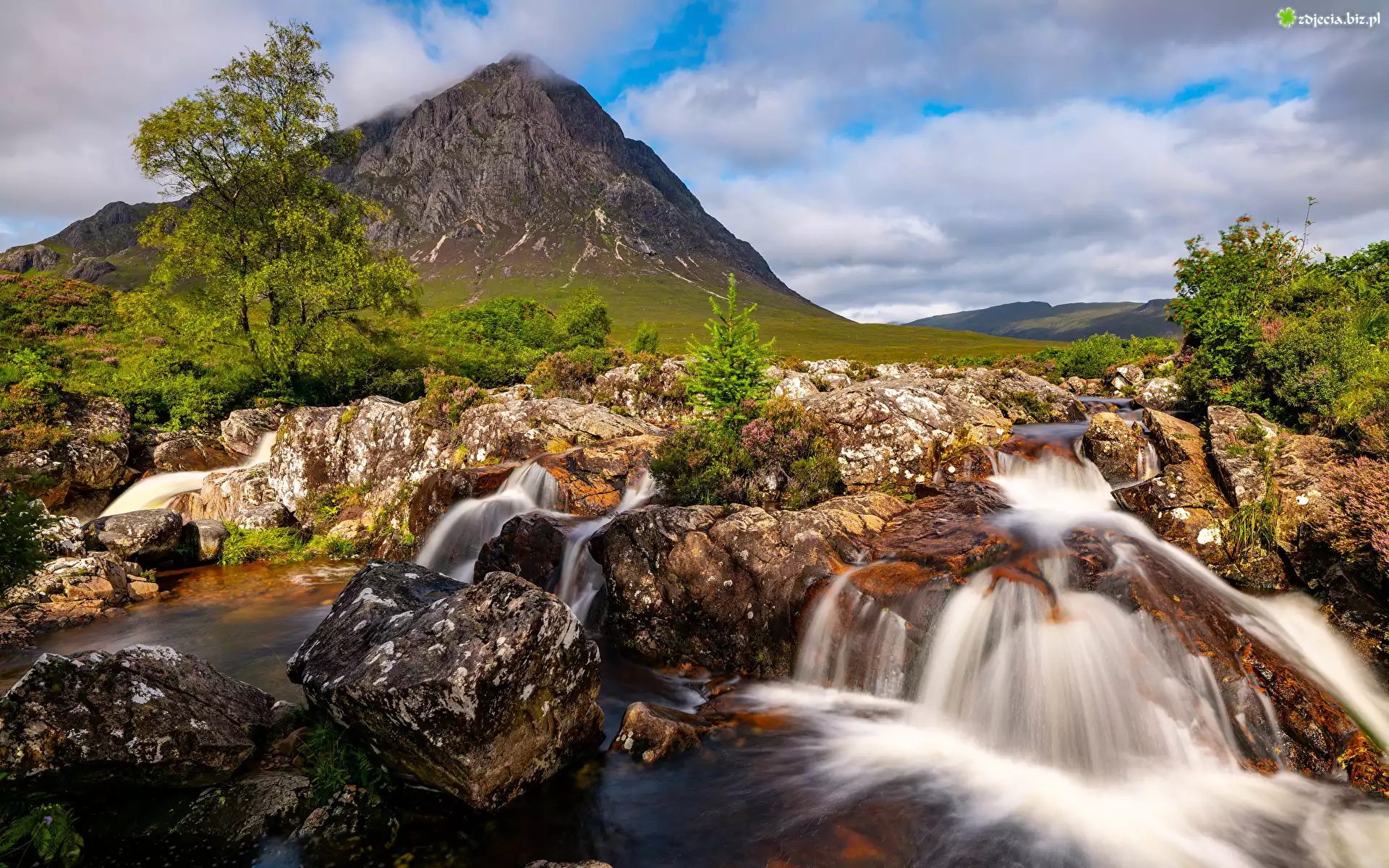 Szkocja, Góry, Buachaille Etive Mor, Rzeka, Coupall River, Kamienie, Drzewa, Chmury