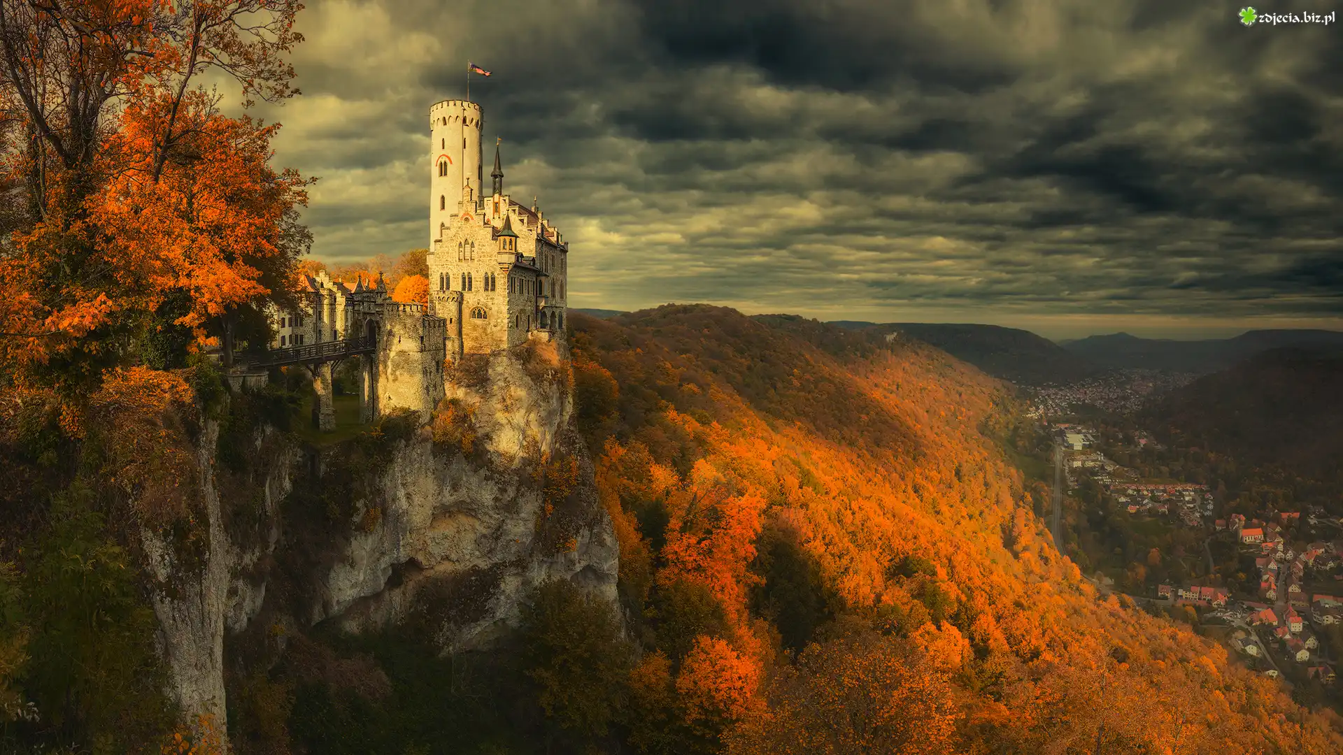 Zamek Lichtenstein Castle, Góry, Dolina, Miasteczko Lichtenstein, Skały, Drzewa, Jesień, Chmury, Badenia-Wirtembergia, Niemcy