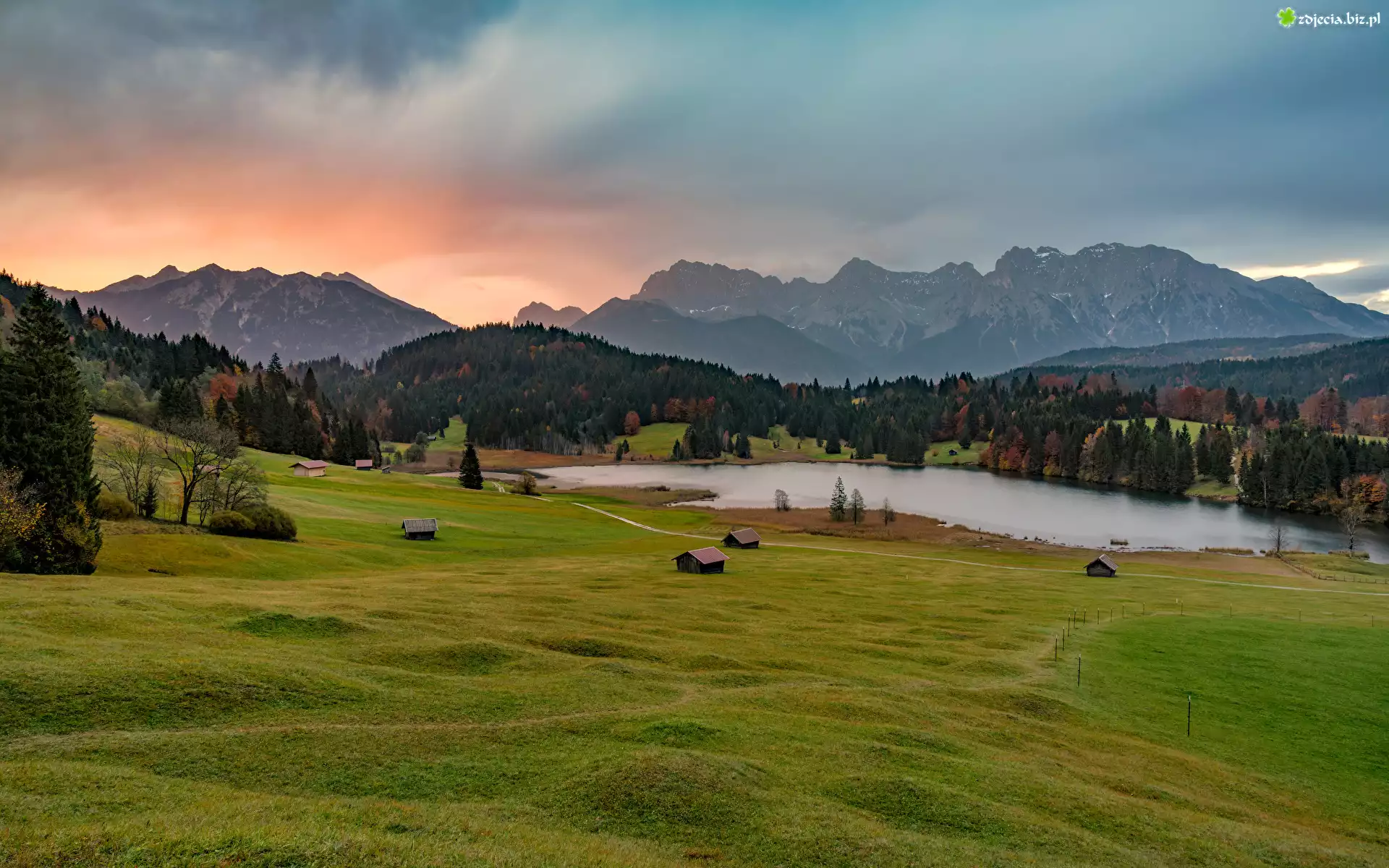 Niemcy, Bawaria, Góry, Alpy Bawarskie, Jezioro, Geroldsee, Lasy, Drzewa, Domki, Polana, Chmury