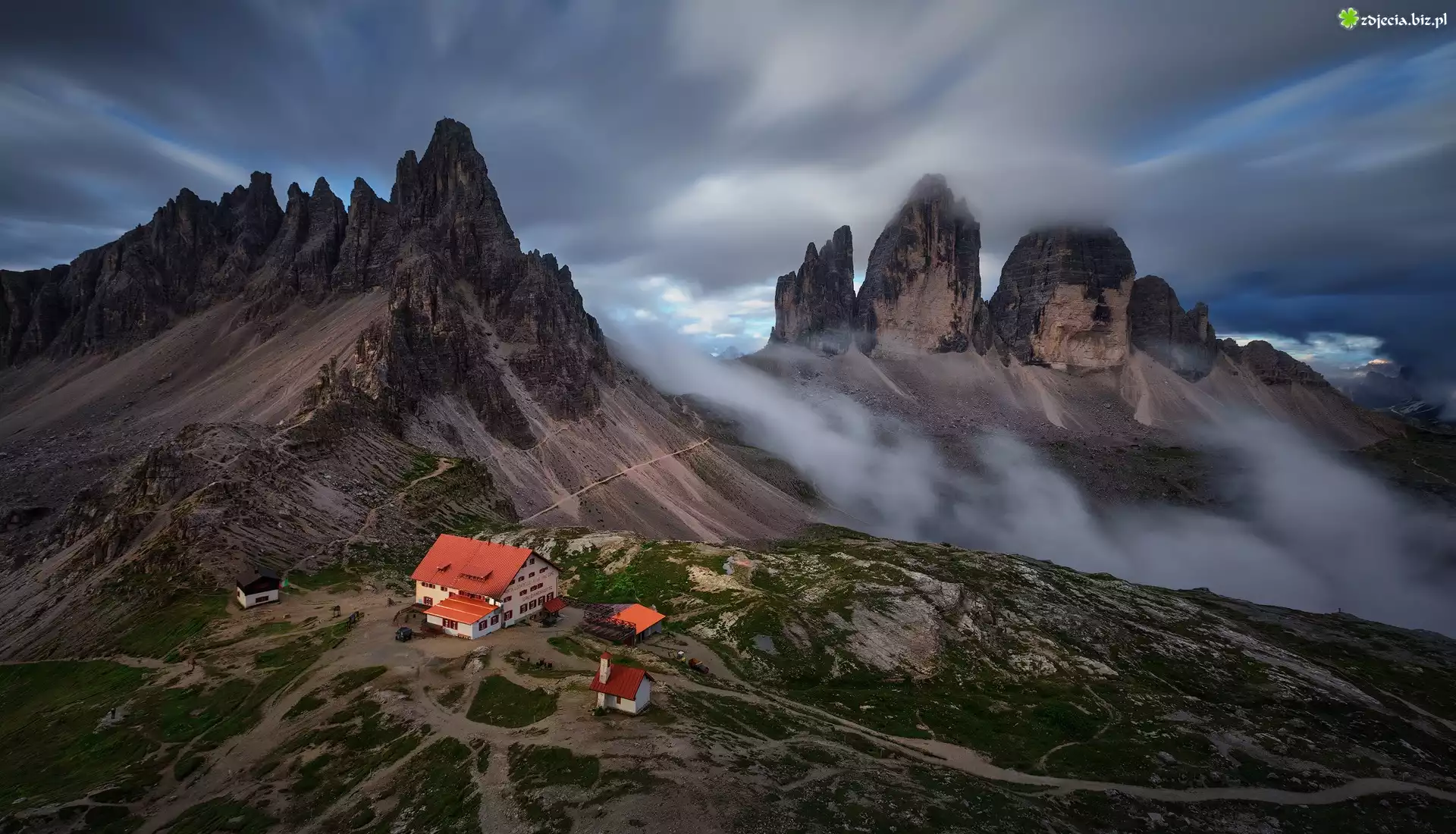 Włochy, Góry, Dolomity, Domy, Chmury, Zmierzch, Schronisko, Szczyty Tre Cime di Lavaredo, Chmury