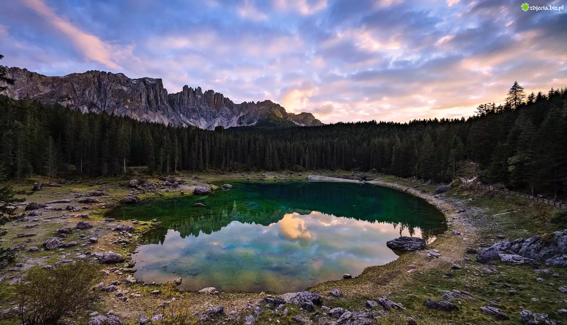 Jezioro, Lago di Carezza, Góry, Dolomity, Alpy, Las, Drzewa, Chmury, Odbicie, Południowy Tyrol, Włochy