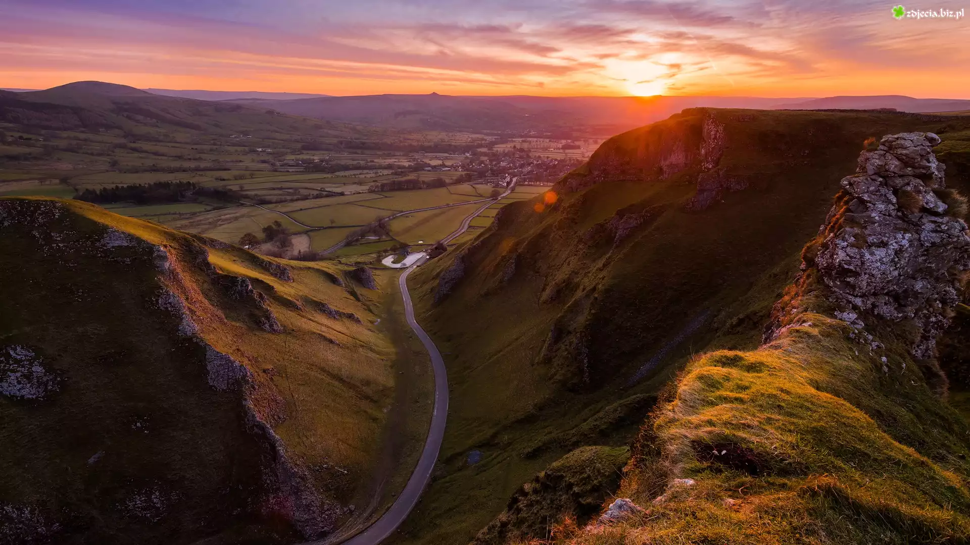 Góry, Wyżyna Peak District, Przełęcz, Winnats Pass, Mgła, Drzewa, Zachód słońca, Hrabstwo Derbyshire, Anglia