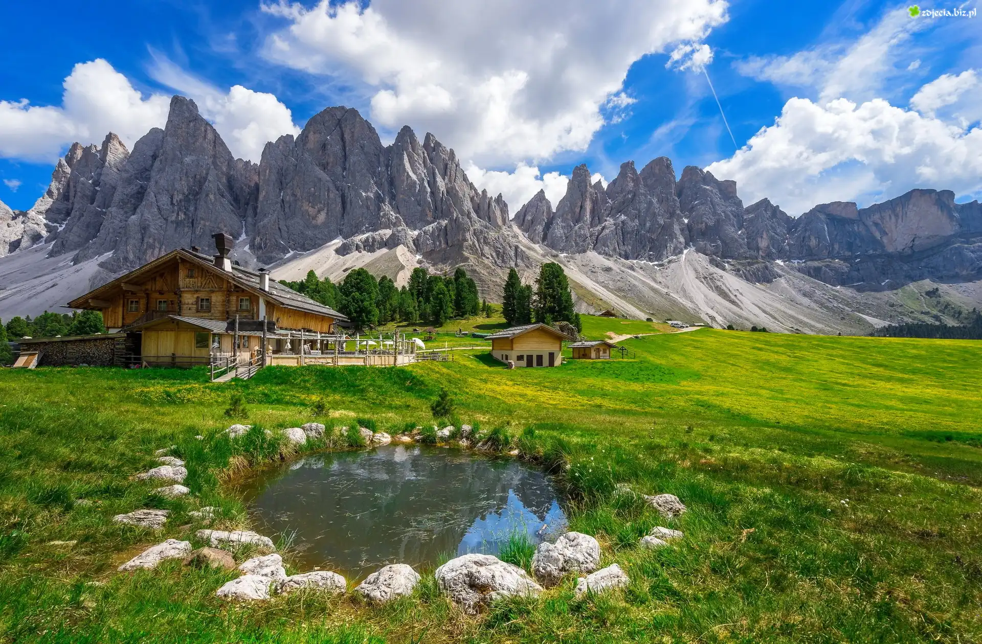 Włochy, Dolomity, Park krajobrazowy Puez Odle, Góry, Dom, Chmury, Drzewa