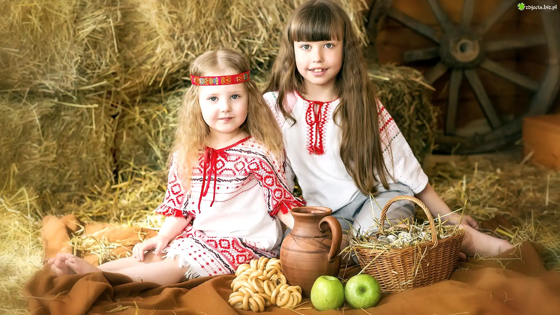 Dzieci, Dwie, Dziewczynki, Przyjaciółki, Siano, Stodoła, Uśmiechnięte