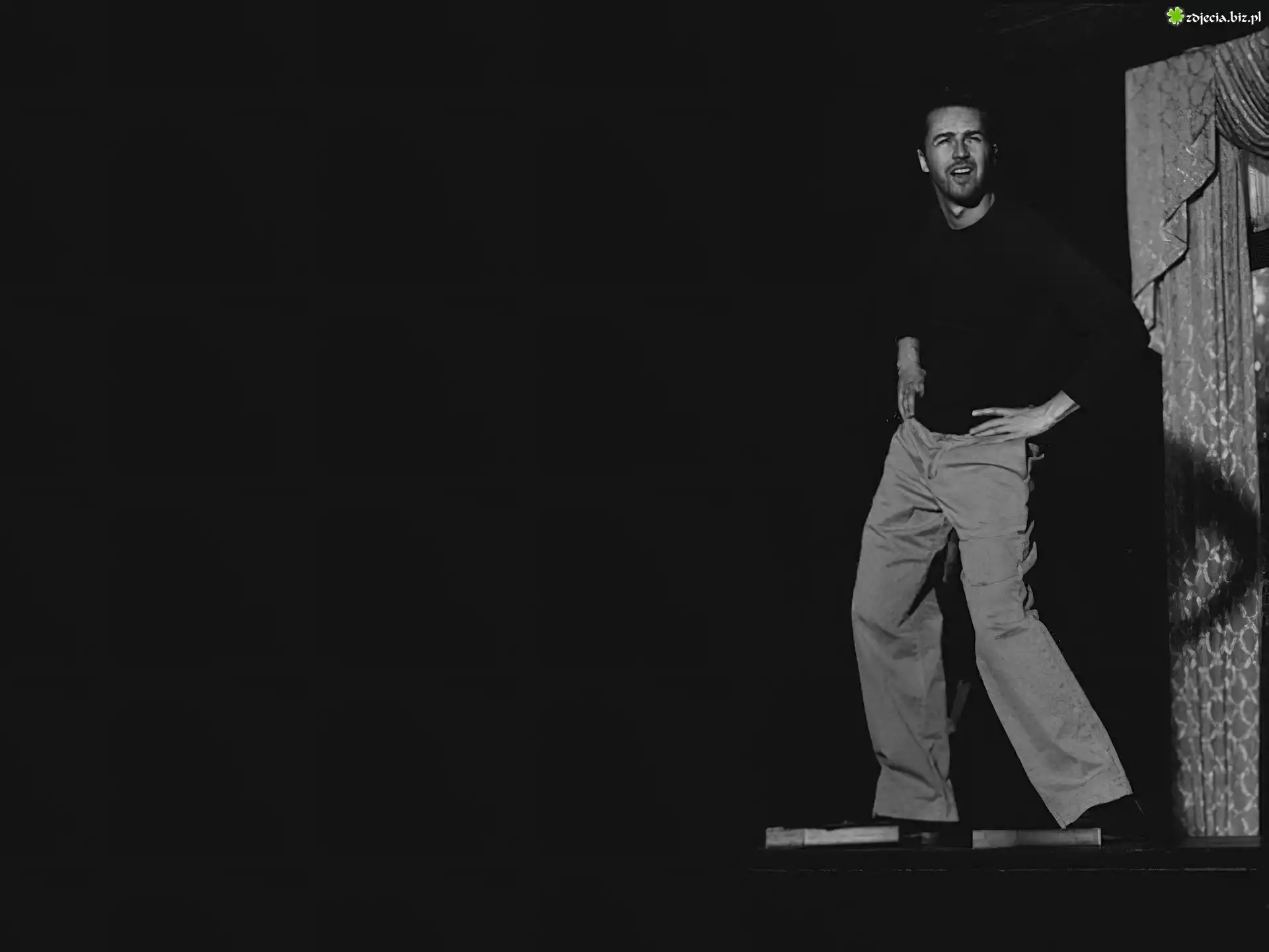 Edward Norton,beżowe spodnie
