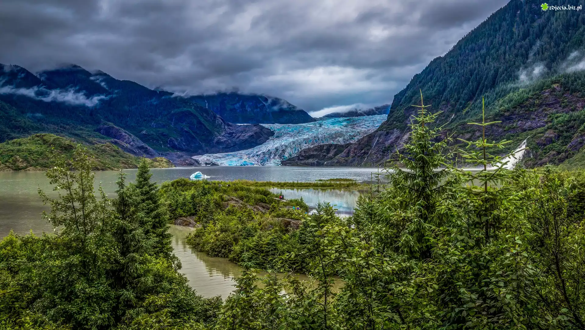 Góry, Jezioro Eklutna Lake, Lodowiec, Drzewa, Chmury, Stan Alaska, Stany Zjednoczone