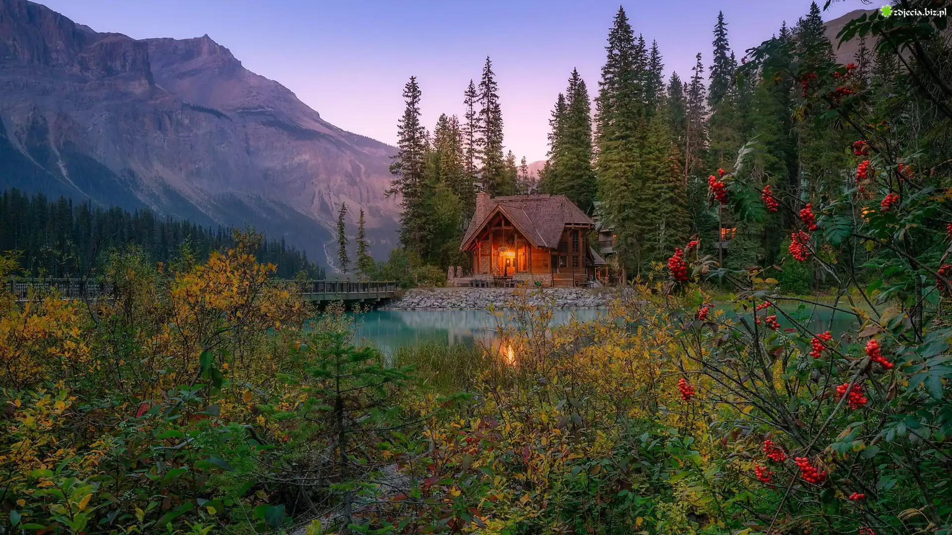 Kanada, Park Narodowy Yoho, Góry, Jezioro, Emerald Lake, Drzewa, Jesień, Dom