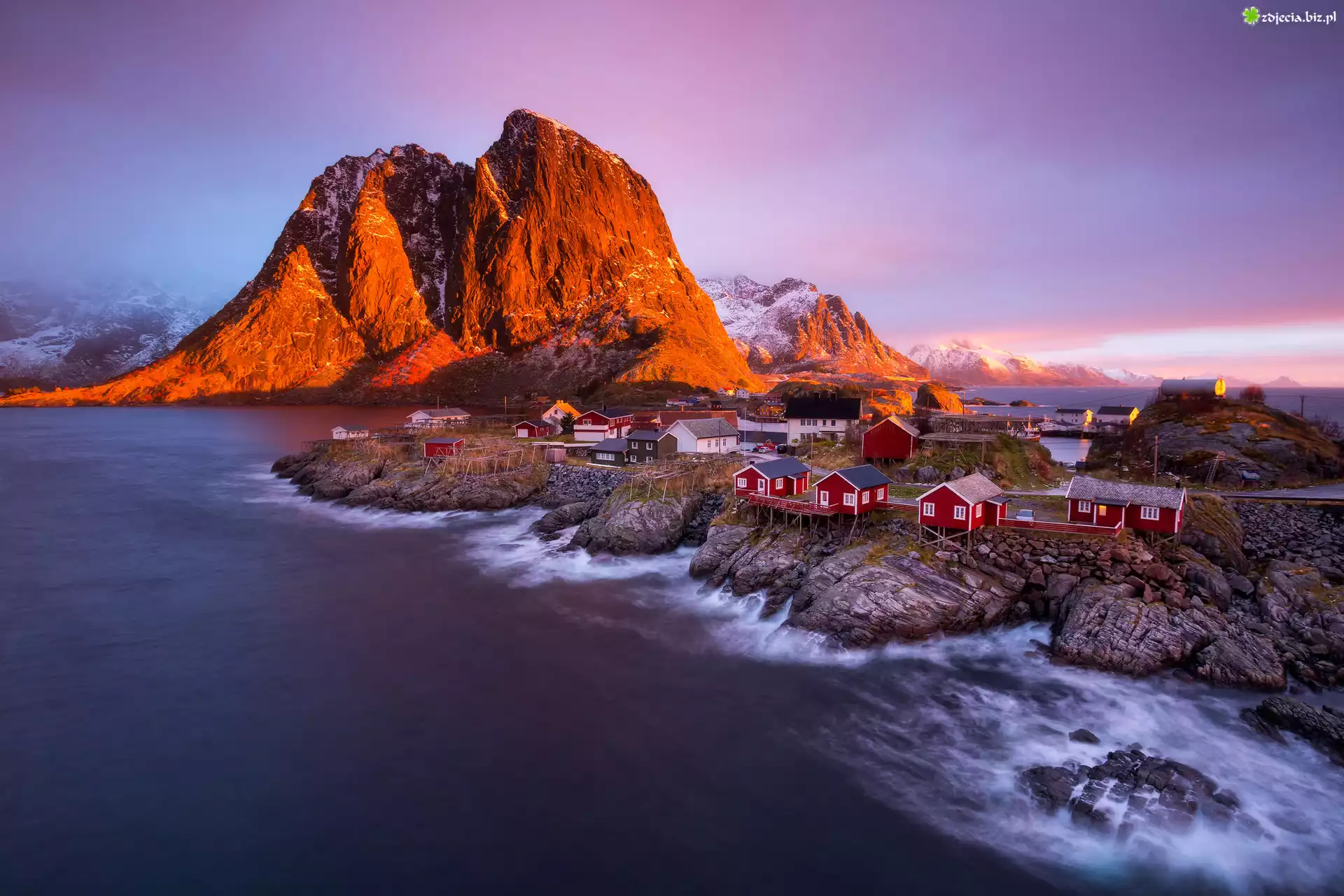 Norwegia, Góry, Góra Higravstinden, Morze Norweskie, Lofoty, Wioska Reine, Skały, Domy