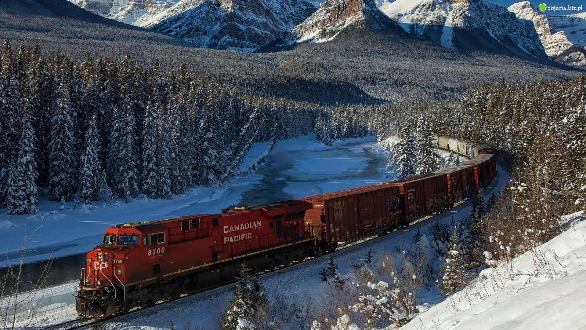 Góry Skaliste, Zima, Las, Drzewa, Rzeka, Bow River, Park Narodowy Banff, Pociąg, Chmury, Alberta, Kanada