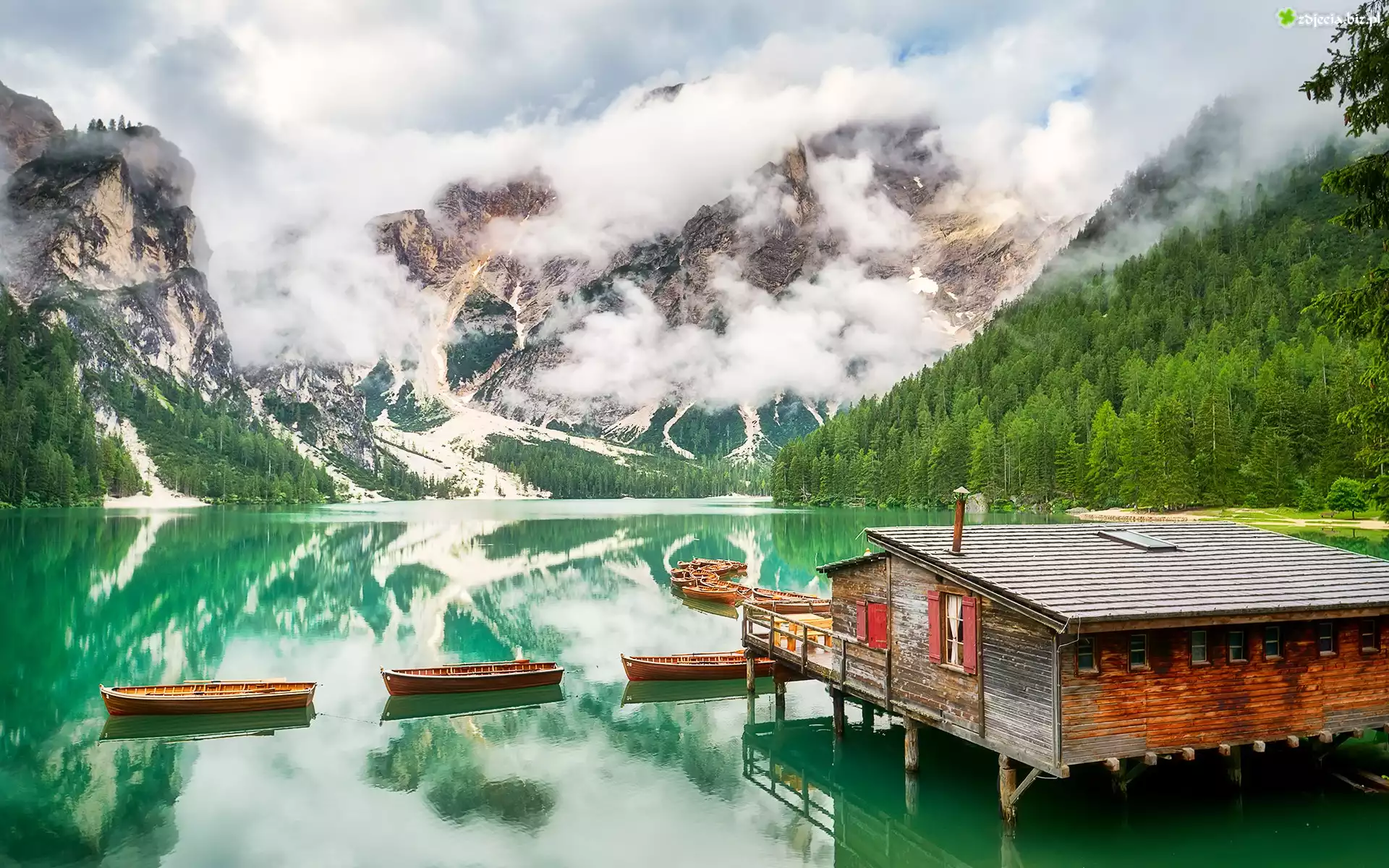 Góry, Dolomity, Jezioro, Pragser Wildsee, Łódki, Lasy, Mgła, Dom, Drewniany