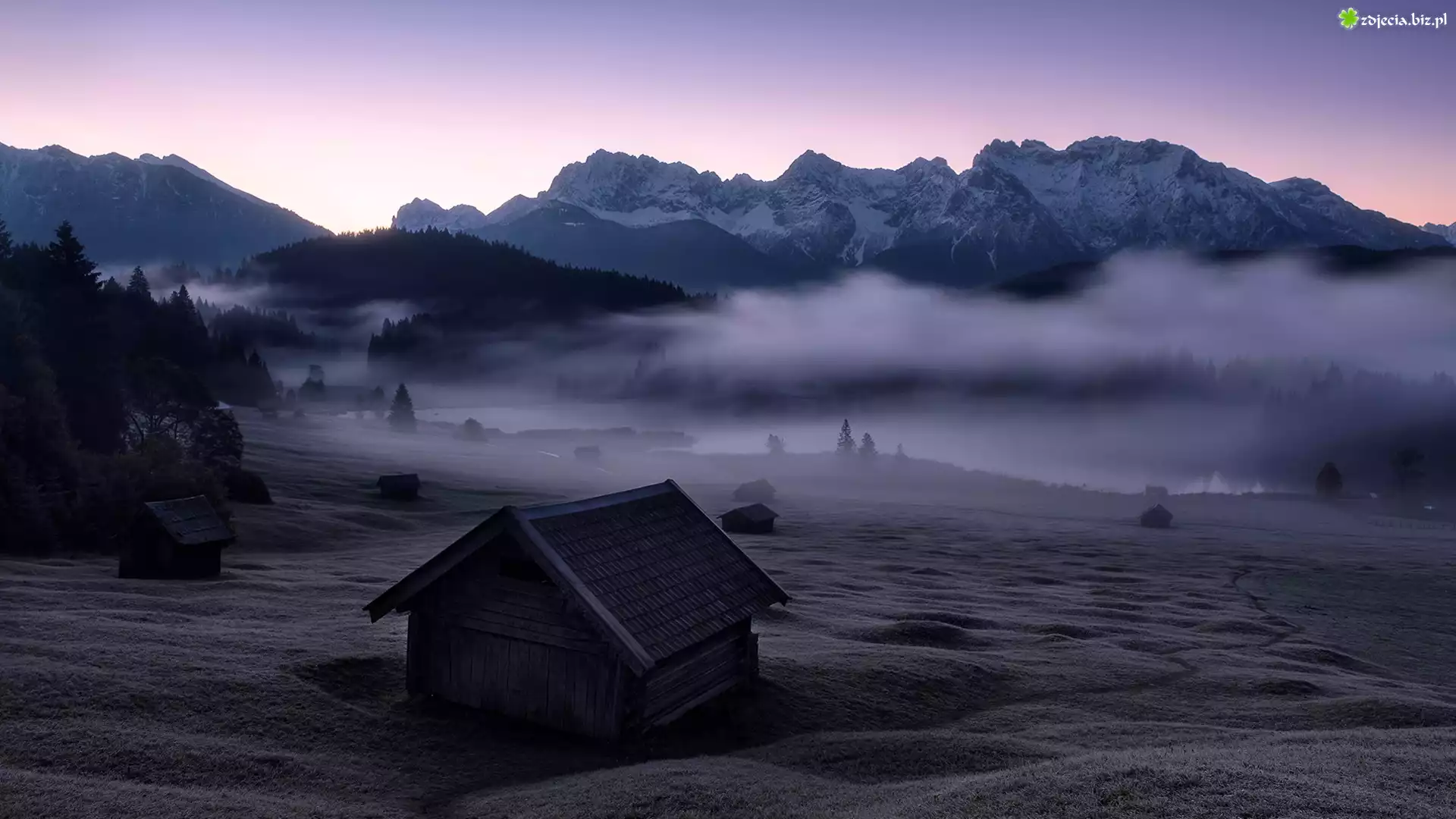 Góry Karwendel, Miejscowość Krun, Jezioro Geroldsee, Las, Drzewa, Mgła, Drewniany, Dom, Bawaria, Niemcy