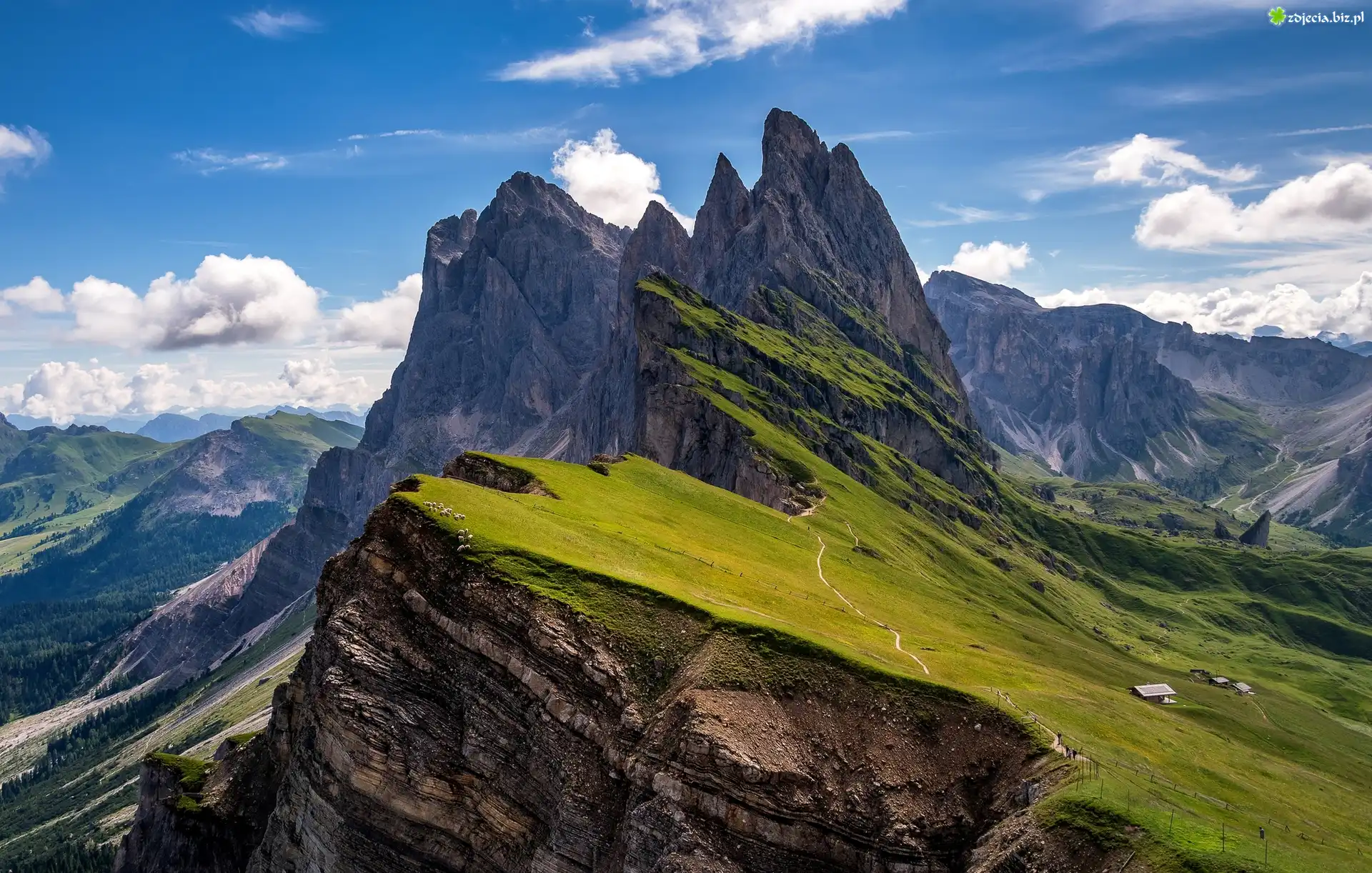 Góry Dolomity, Masyw Odle, Rezerwat przyrody Puez-Geisler, Doliny, Domki, Prowincja Bolzano, Włochy