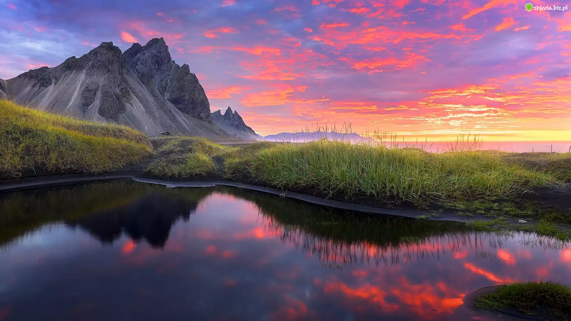 Góry, Vestrahorn, Kałuża, Różowe, Niebo, Zachód słońca, Trawa, Islandia