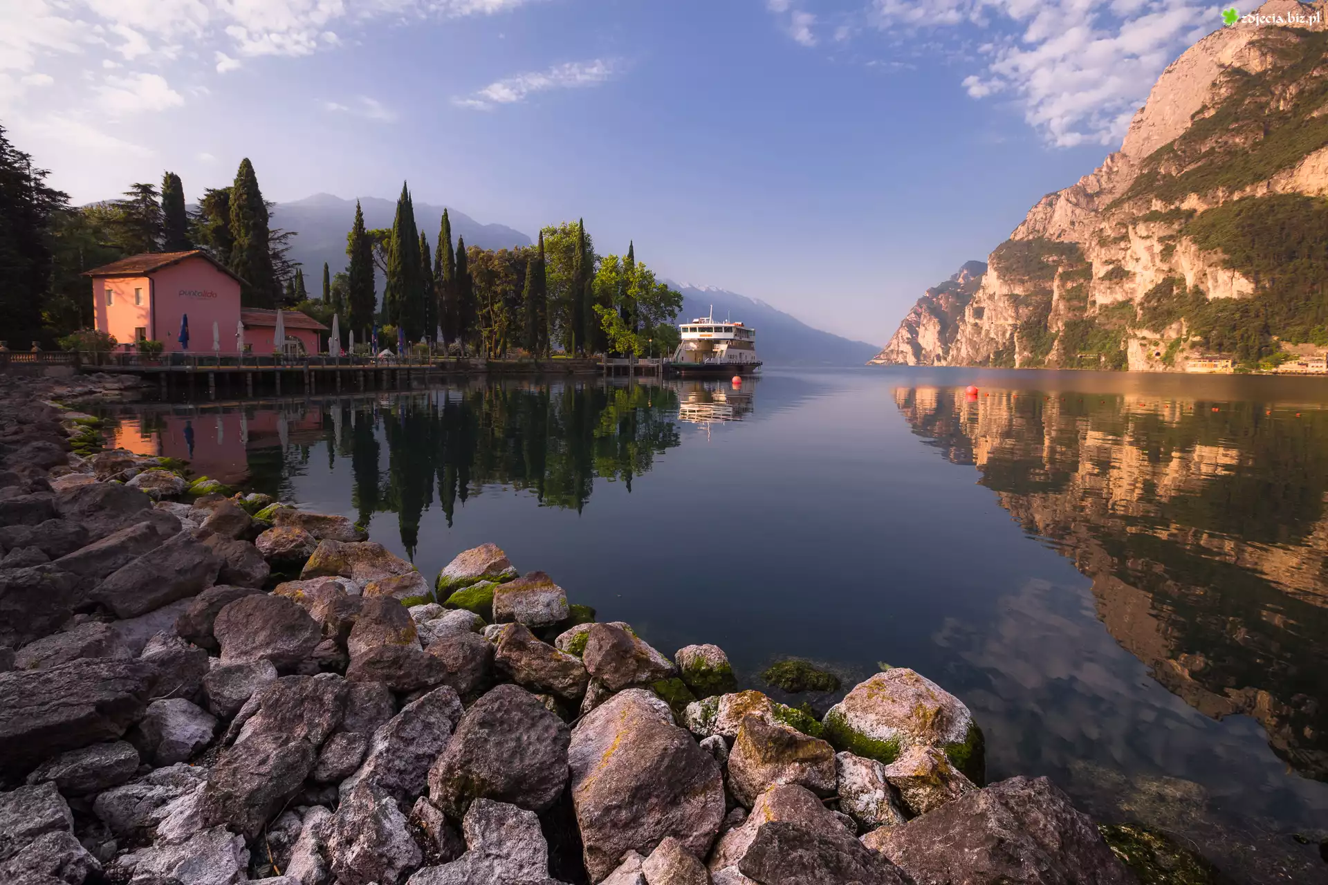 Jezioro Garda, Góry, Dom, Statek, Kamienie, Riva del Garda, Trento, Włochy