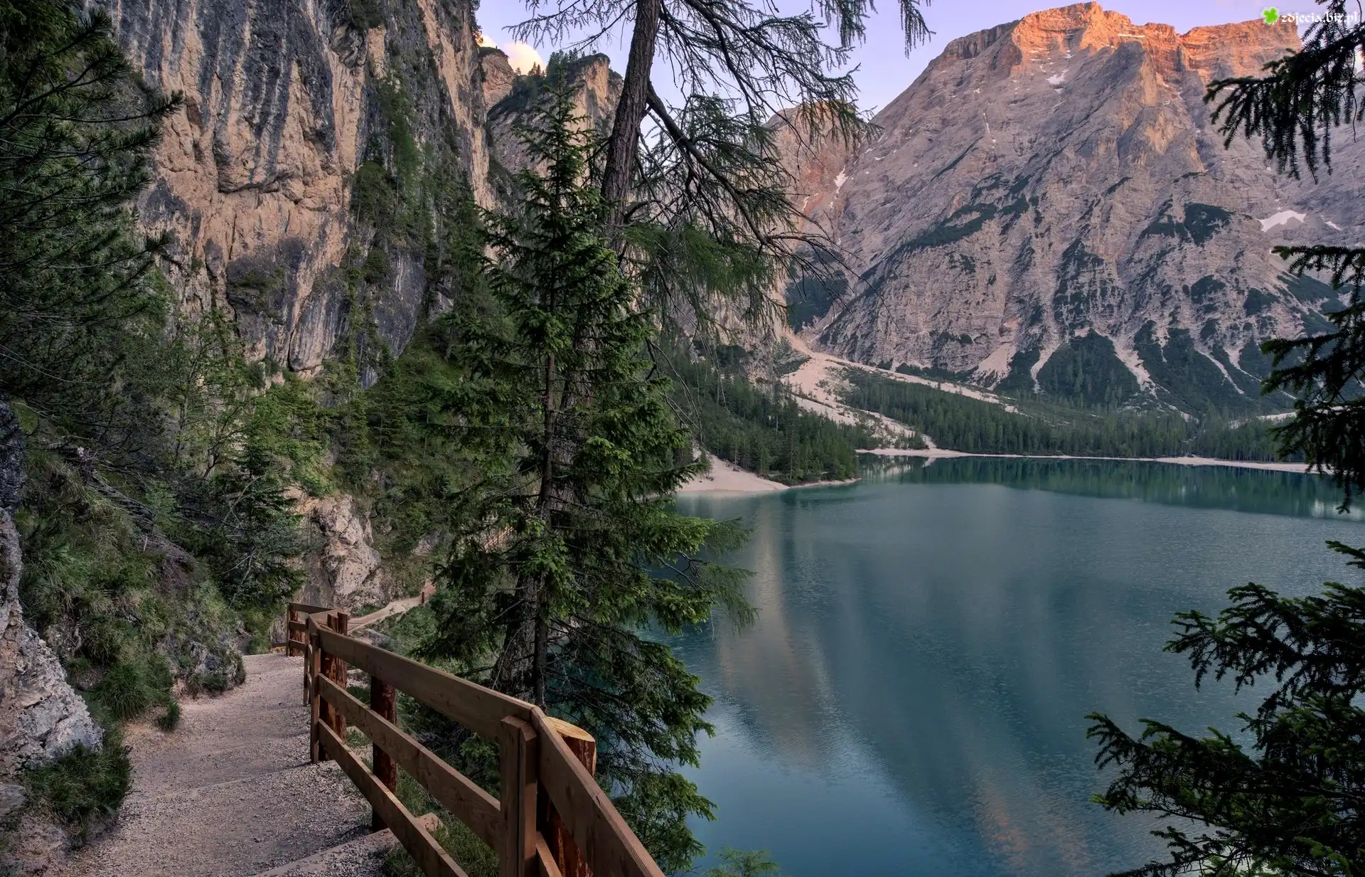 Włochy, Góry, Jezioro Pragser Wildsee, Dróżka, Barierka, Świerki