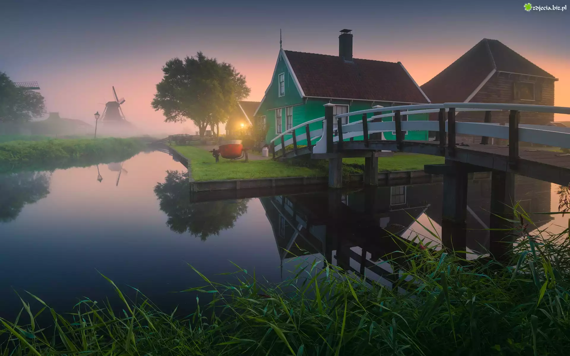 Holandia, Skansen Zaanse Schans, Wiatraki, Domy, Most, Rzeka, Drzewa, Mgła