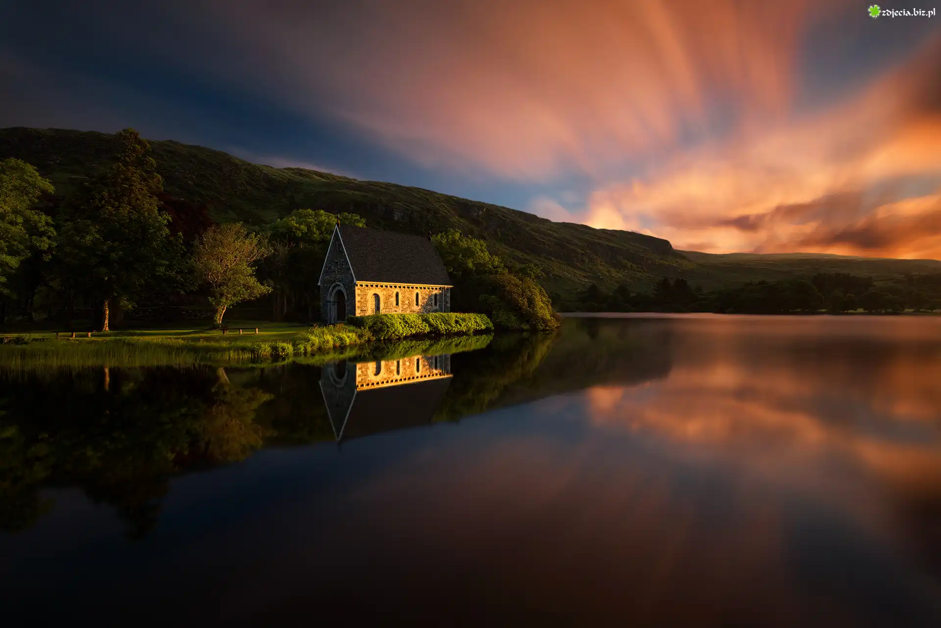 Irlandia, Hrabstwo Cork, Park Narodowy Gougane Barra National Forest Jezioro Gouganebarra Lake, Kaplica ślubna St Finbarrs Oratory, Zachód słońca, Drzewa