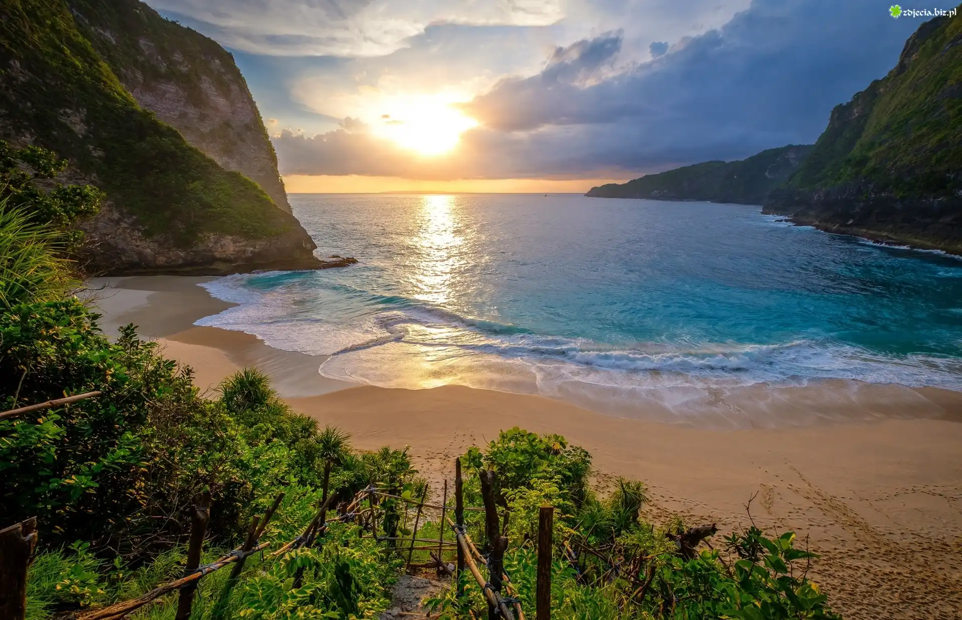 Morze, Skały, Roślinność, Wybrzeże, Wschód słońca, Chmury, Prowincja Bali, Indonezja
