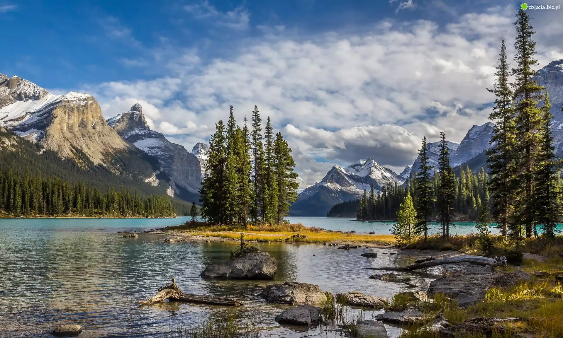 Kanada, Park Narodowy Jasper, Góry, Jezioro Maligne, Wyspa Ducha, Chmury, Drzewa, Kamienie
