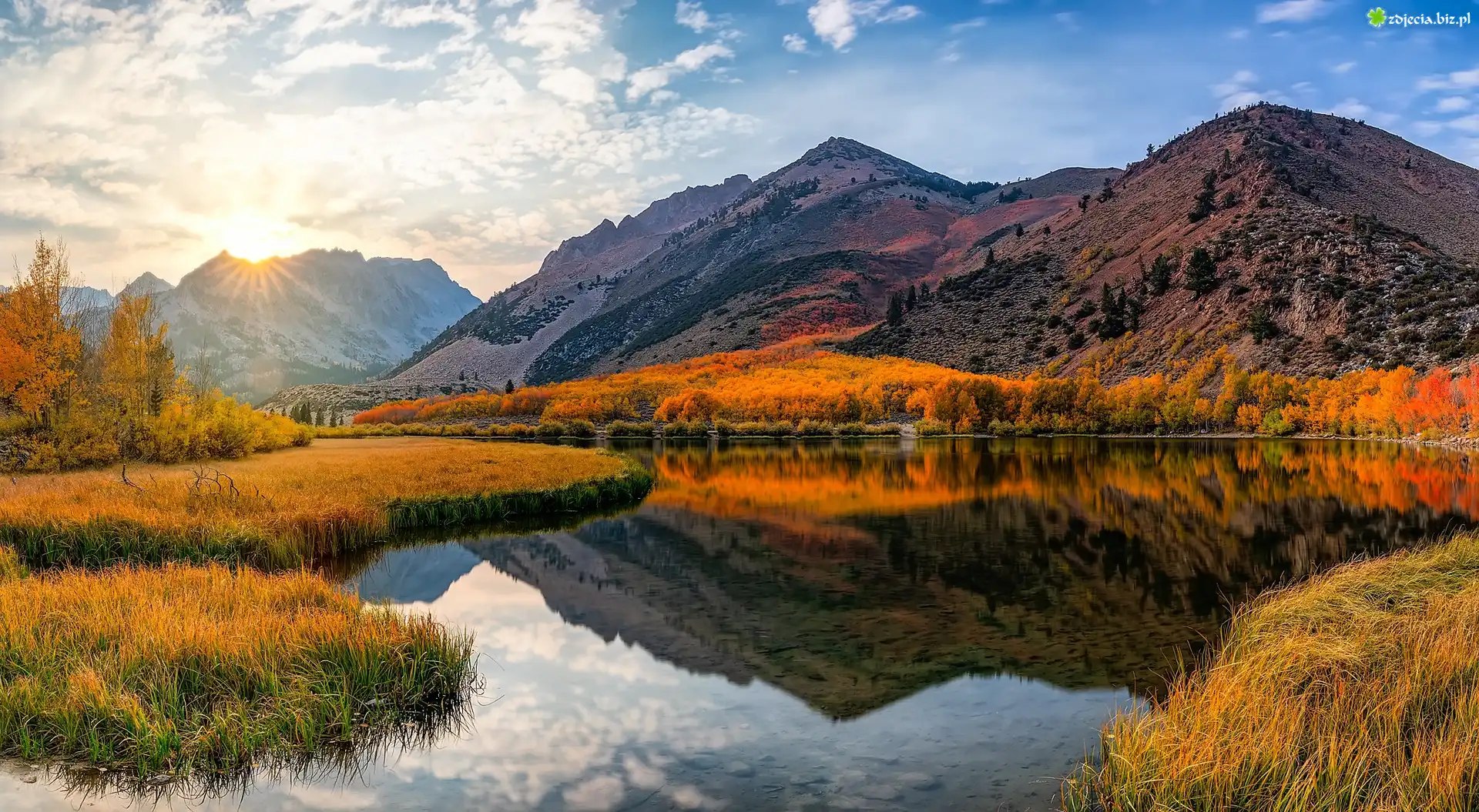 Jezioro, North Lake, Góry, Sierra Nevada, Trawy, Pożółkłe, Drzewa, Jesień, Obłoki, Promienie słońca, Kalifornia, Stany Zjednoczone