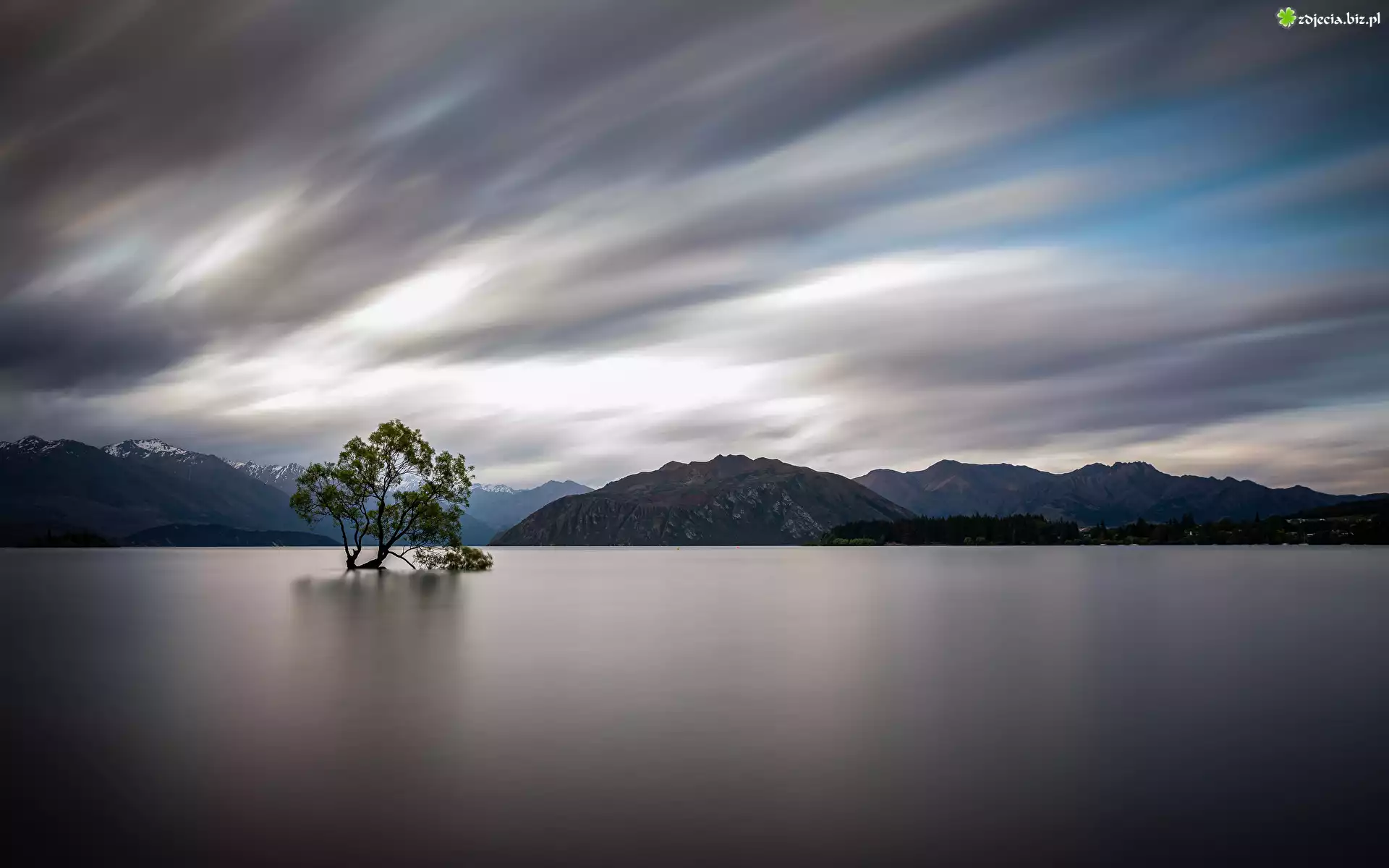 Góry, Jezioro, Lake Wanaka, Drzewo, Chmury, Nowa Zelandia