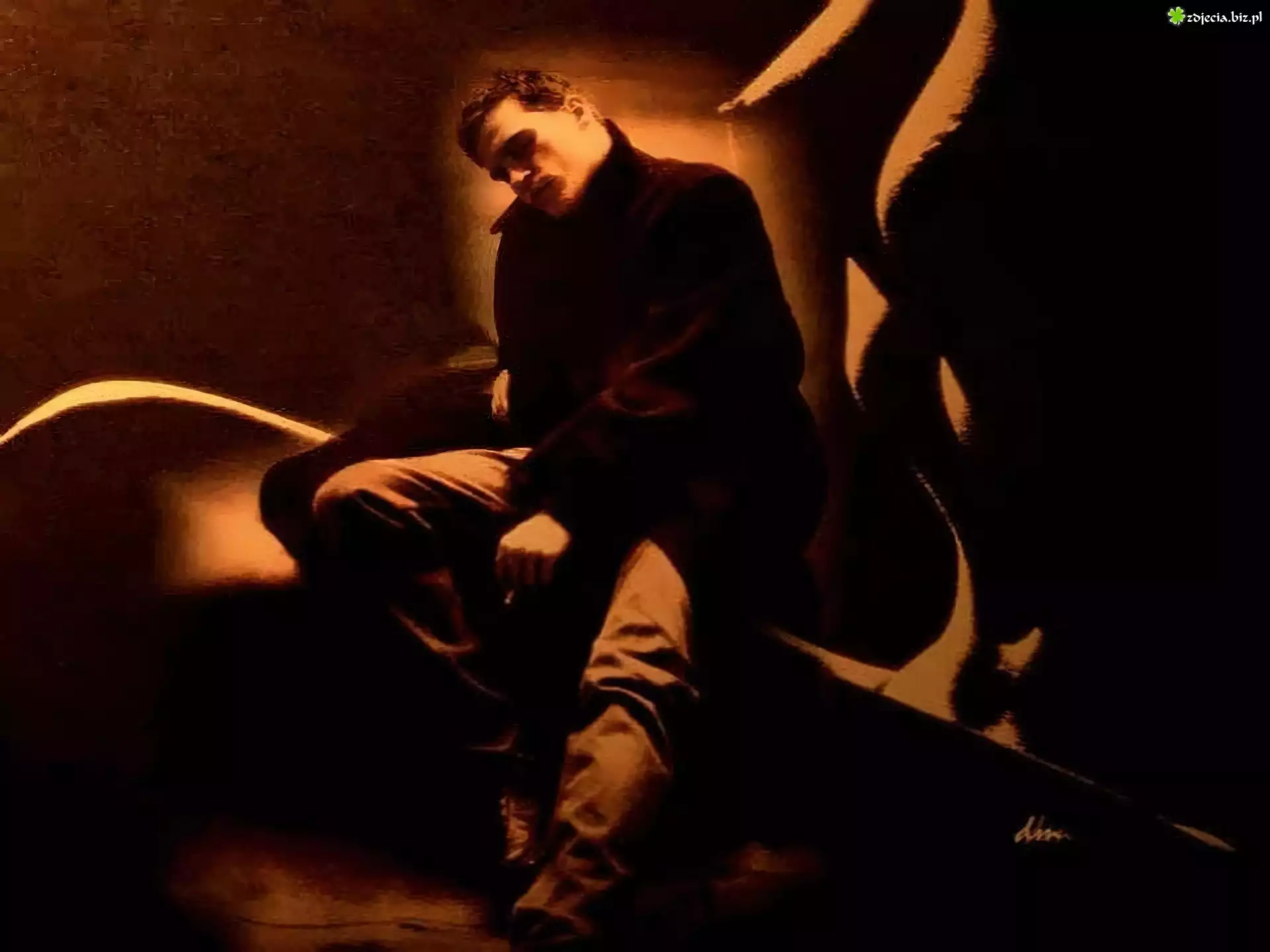 Joaquin Phoenix,czarny płaszc