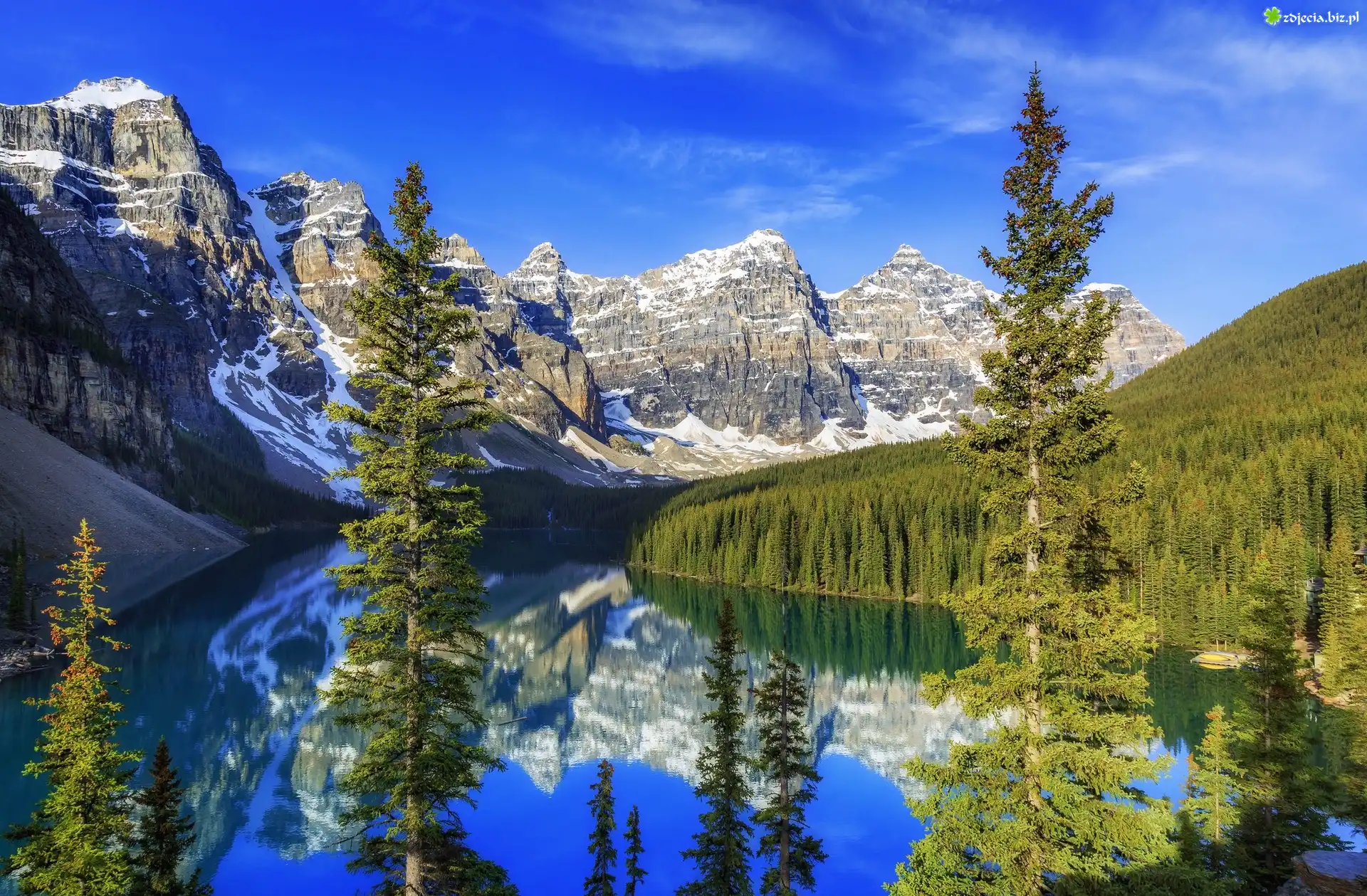 Kanada, Prowincja Alberta, Park Narodowy Banff, Dolina Valley of the Ten Peaks, Jezioro Moraine, Góry, Rzeka, Świerki, Odbicie