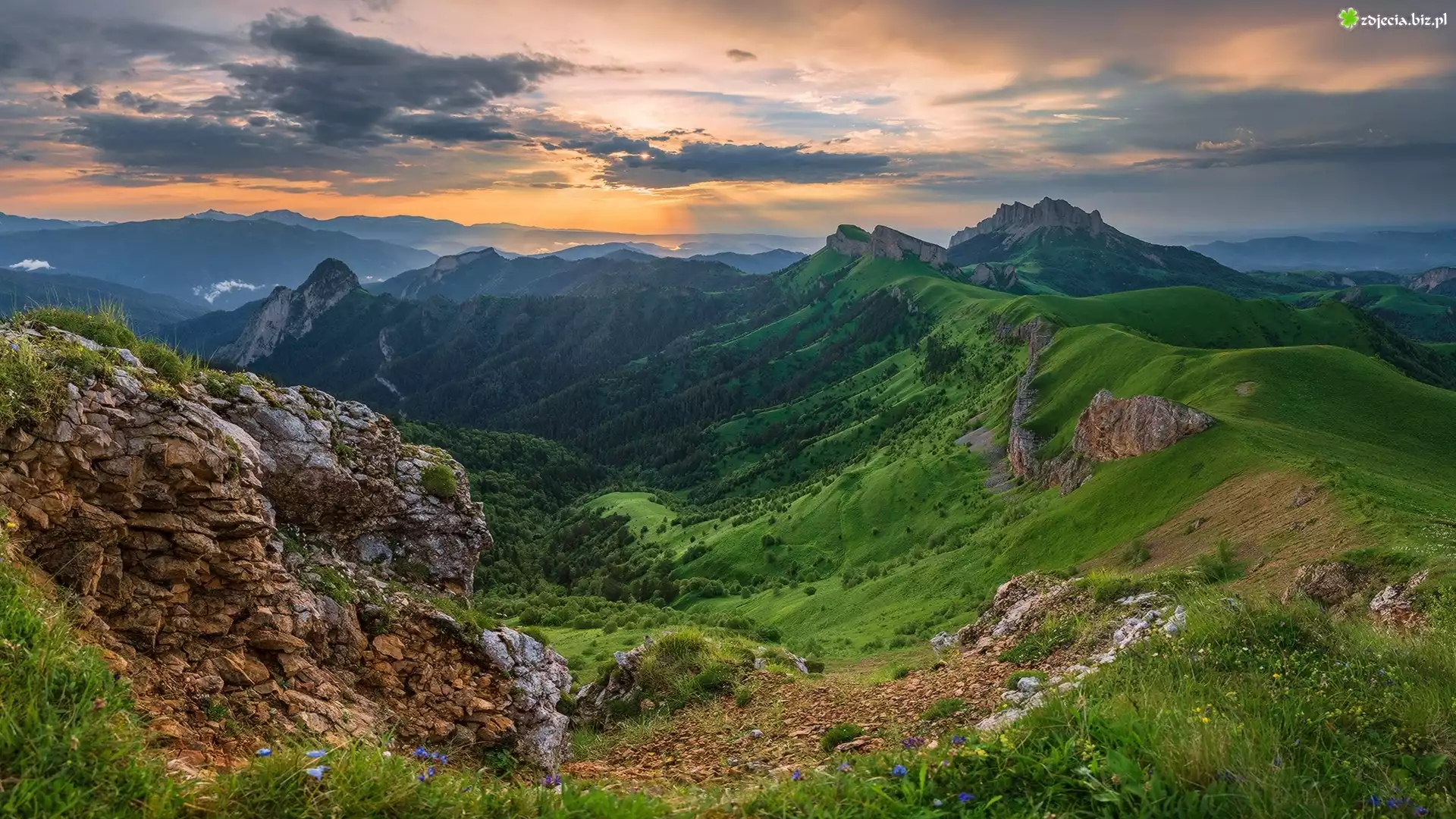 Góry, Kaukaz, Dolina, Zachód słońca, Chmury, Adygeja, Rosja