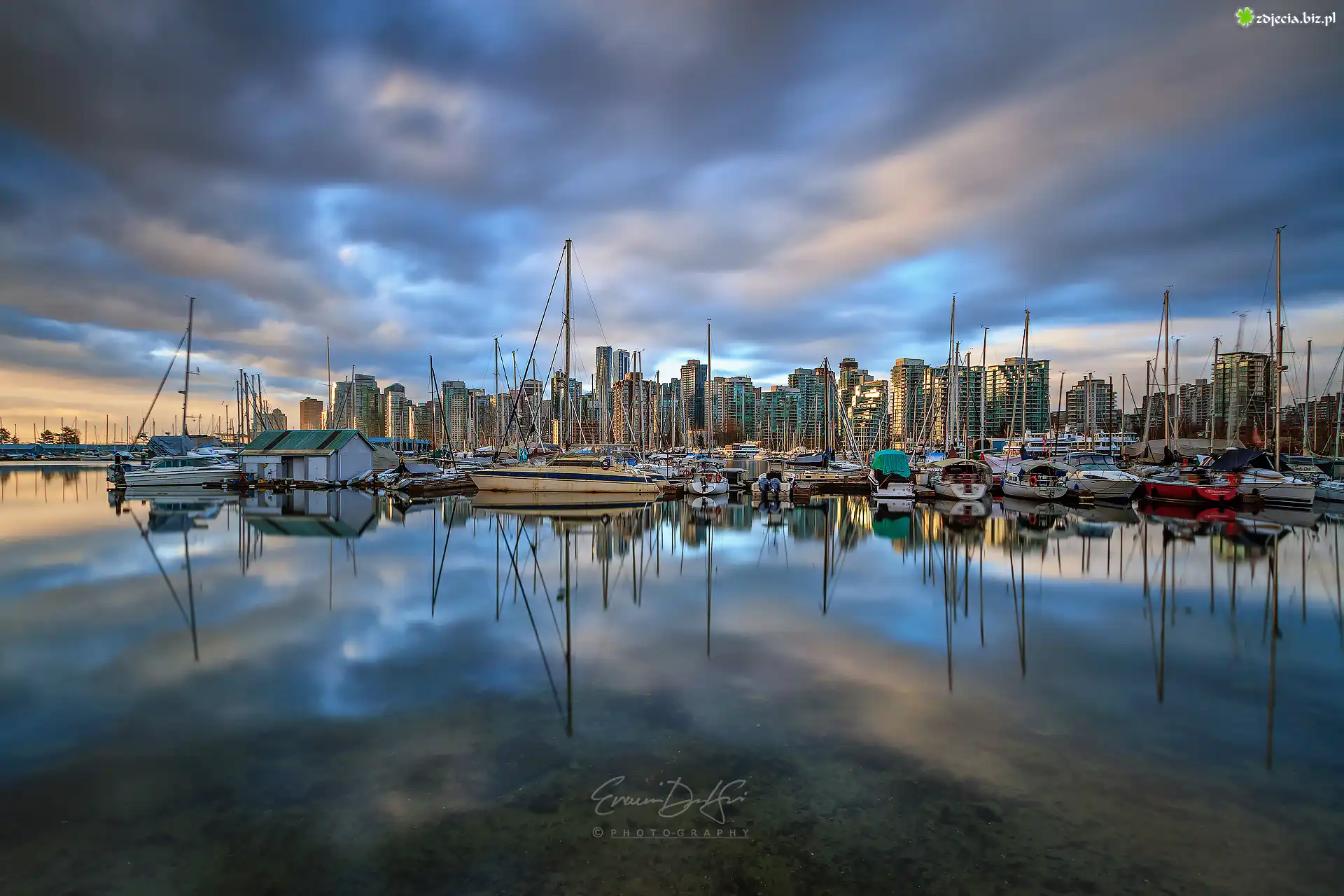 Stanley Park Marina, Przystań, Klub jachtowy, Żaglówki, Wieżowce, Wschód słońca, Chmury, Odbicie, Vancouver, Kanada