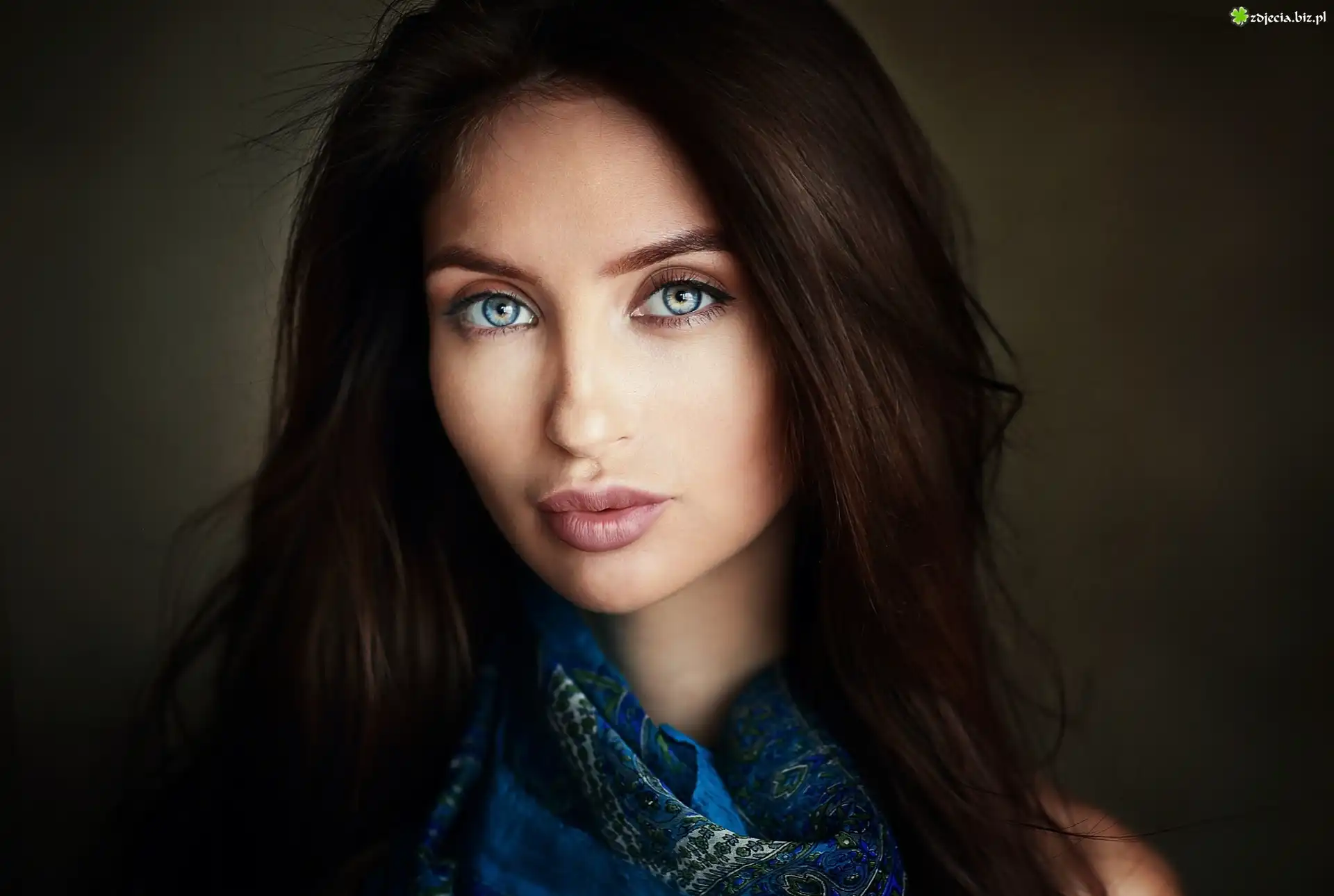 Kobieta, Brunetka, Turkusowa, Chusta