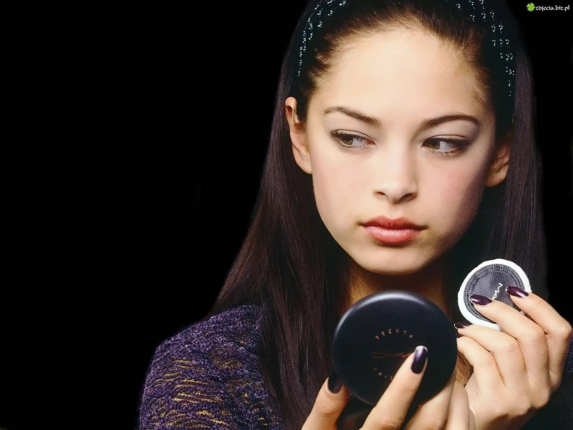Kristin Kreuk, Puderniczka